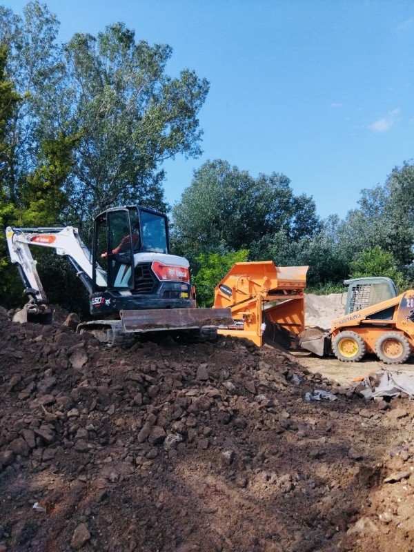 Réalisation d'un criblage de terre et cailloux sur un chantier de terrassement à Hyères dans le 83