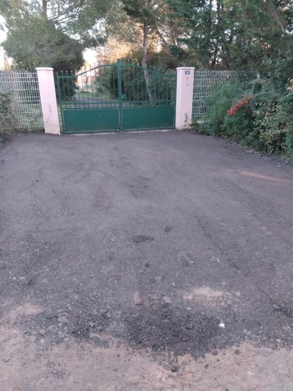 chemin d’accès d’une maison avec décapage des terres et pose de rabotage d’enrobé à Brignoles