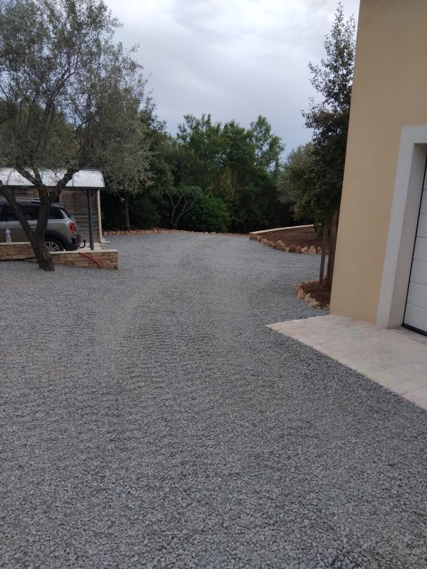 Le nid d'abeille pour la création d'un accès de villa avec gravier gris à Puget ville dans le Var