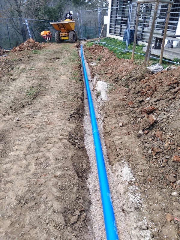 Pose réseaux assainissement suite agrandissement à Brignoles 