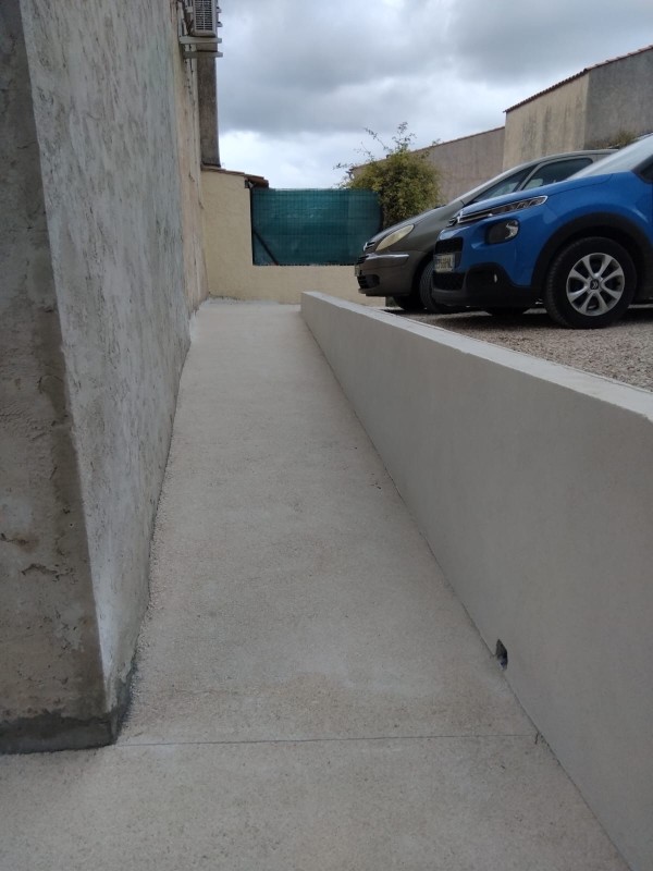 Rampe en béton désactivé avec ferraillage pour accès parking à Carnoules