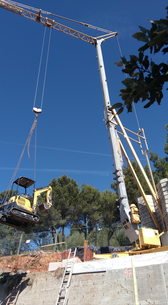 Grutage mini pelle pour terrassement dans maison moderne avec accès difficile