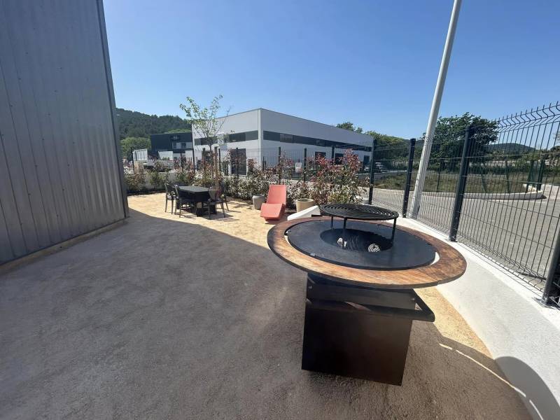 Aménagement espace détente repas Brasero entreprise à Hyères dans le Var