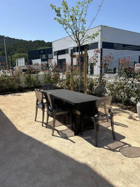 Espace repas entreprise en extérieur arboré avec sable stabilisé à Hyères dans le Var 83