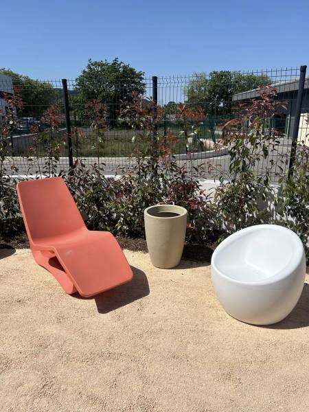 Espace détente extérieur en sable stabilisé avec plantation à Hyères dans le Var