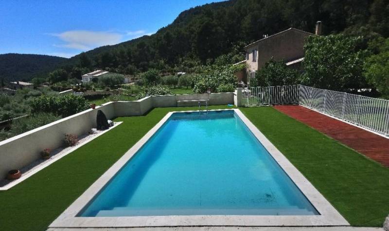 Réalisation d'une plage de piscine en gazon synthétique à Cuers dans le Var