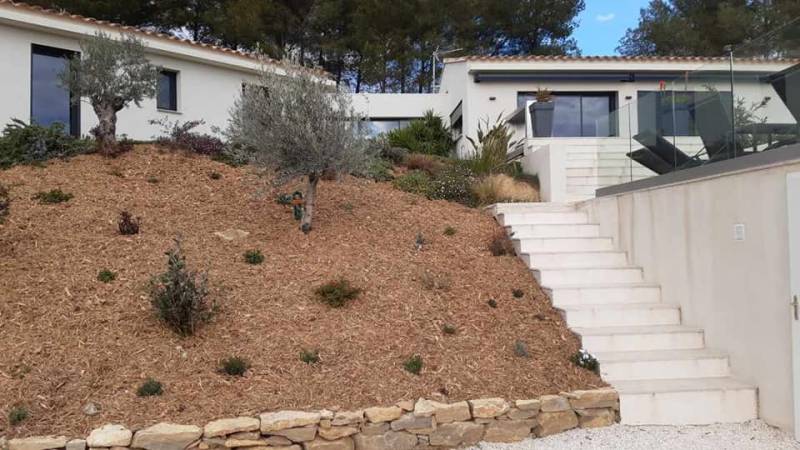 Plantation de plantes méditerranéennes sur terrain en pente sur la côte d'Azur