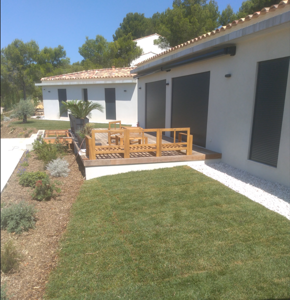 Après terrassement aménagement d'un espace terrasse arboré et verdoyant dans le Var 83 